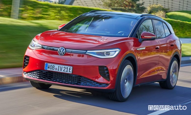 Vista di profilo Volkswagen ID.4 GTX su strada