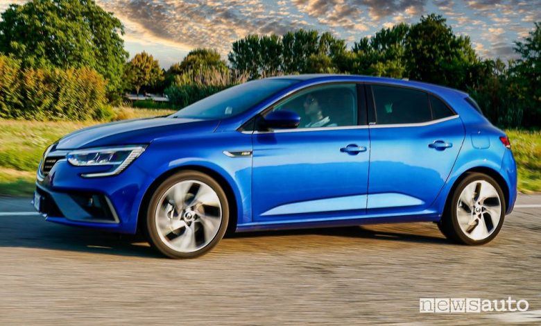 Vista di profilo Renault Mégane E-Tech Plug-in Hybrid RS Line su strada