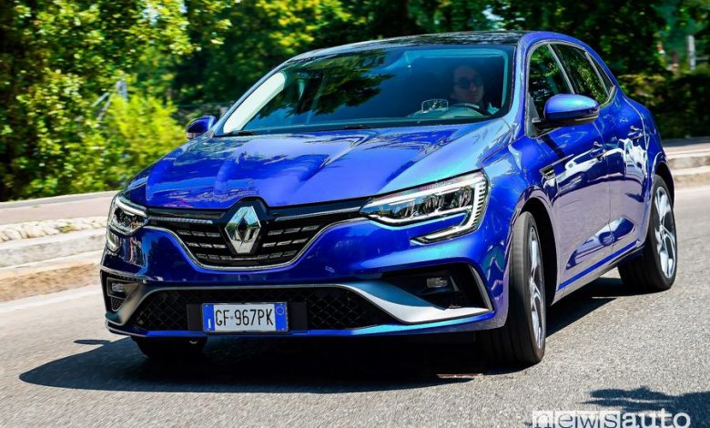 Vista anteriore Renault Mégane E-Tech Plug-in Hybrid RS Line su strada