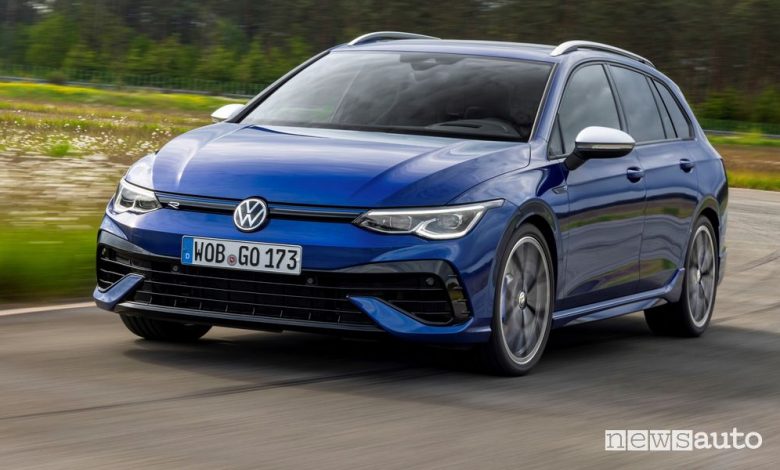Vista di profilo Volkswagen Golf R Variant su strada