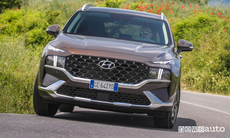 Vista anteriore nuova Hyundai Santa Fe Plug-In su strada