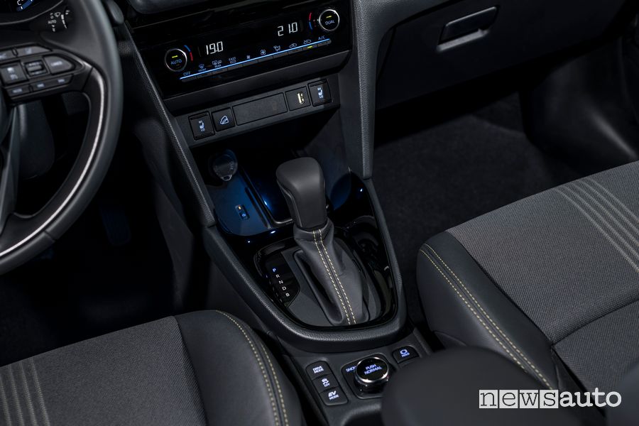 Leva cambio automatico abitacolo nuova Toyota Yaris Cross Adventure