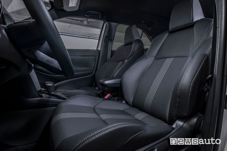 Sedili anteriori abitacolo nuova Toyota Yaris Cross Adventure