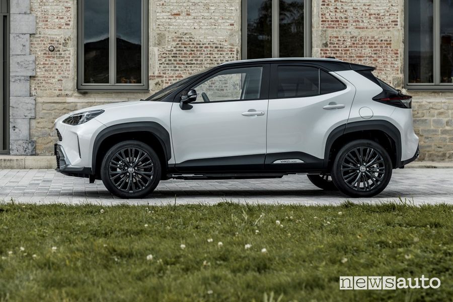 Vista laterale nuova Toyota Yaris Cross Adventure