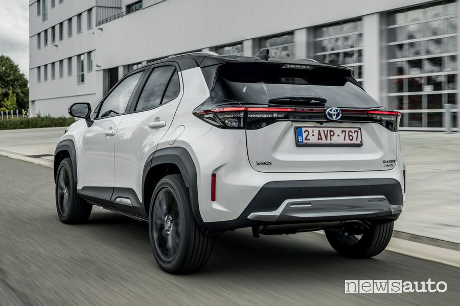 Vista posteriore nuova Toyota Yaris Cross Adventure su strada