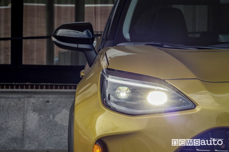 Faro LED anteriore nuova Toyota Yaris Cross Premiere