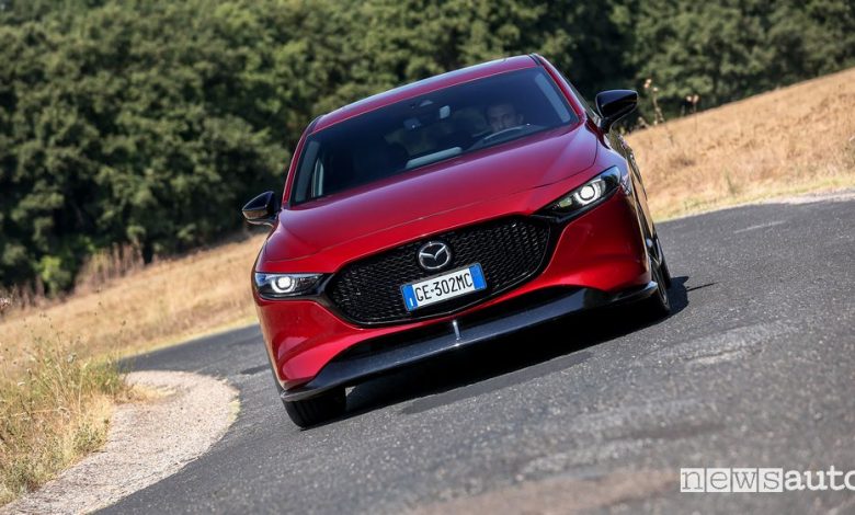 Vista anteriore Mazda3 in prova su strada