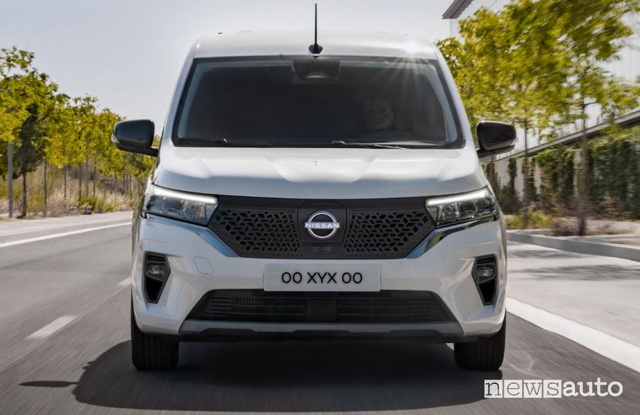 Vista frontale Nissan Townstar EV van elettrico su strada