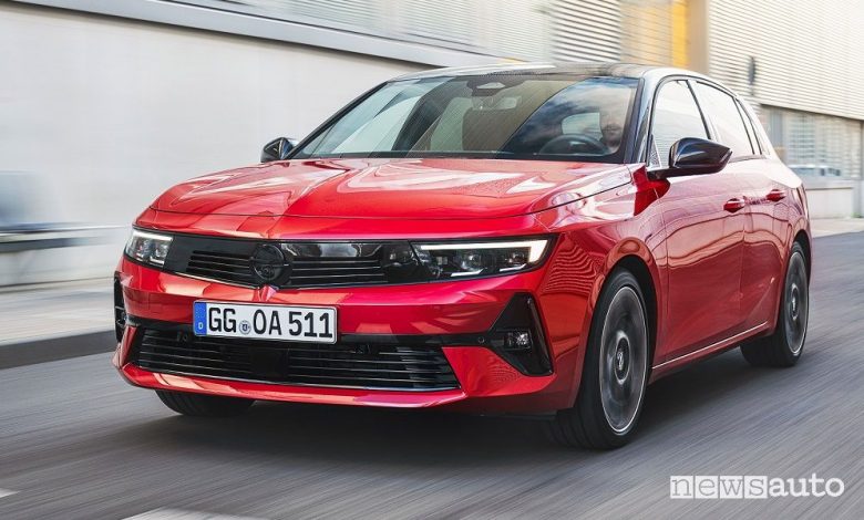 Vista di profilo nuova Opel Astra su strada