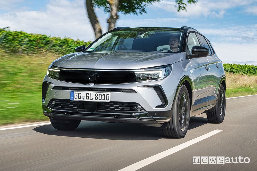 Vista di profilo nuovo Opel Grandland su strada