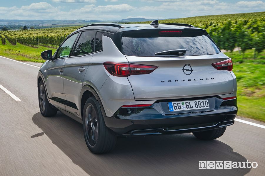 Vista posteriore nuovo Opel Grandland su strada