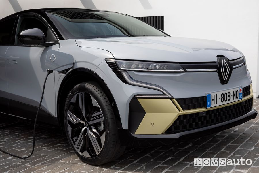 Nuova Renault Mégane E-TECH Electric in ricarica