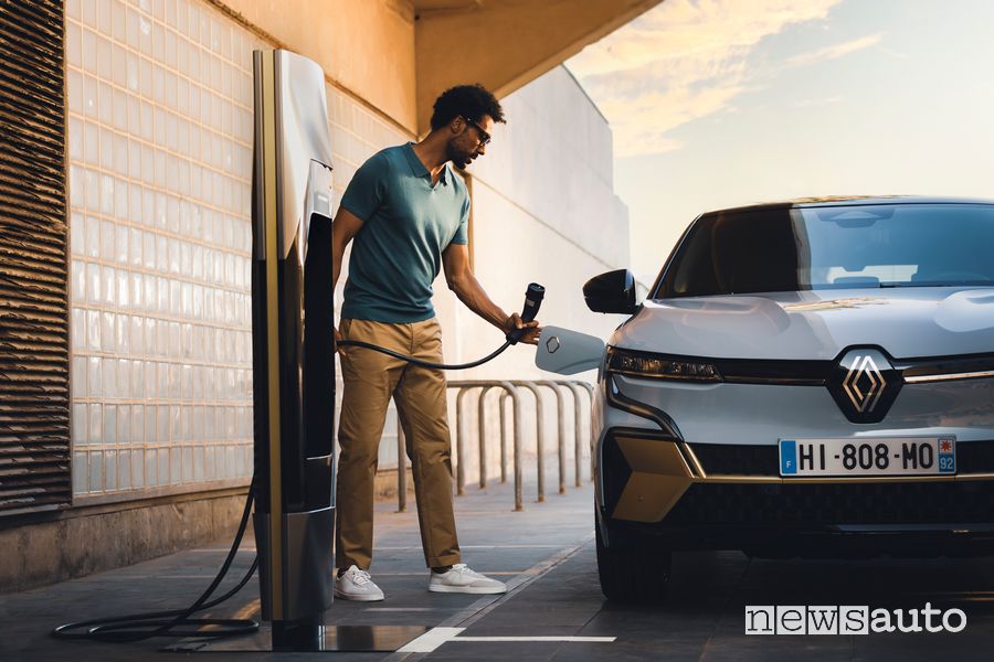 Nuova Renault Mégane E-TECH Electric in ricarica