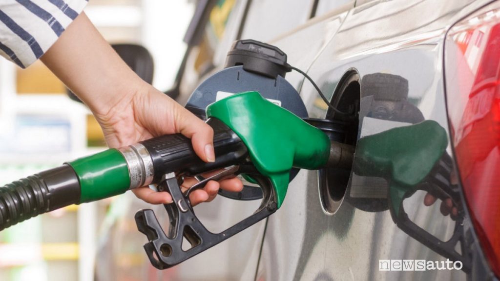 Pistola per rifornimento del carburante. Cos'è il Fuel? rifornimento benzina con i carburanti sintetici