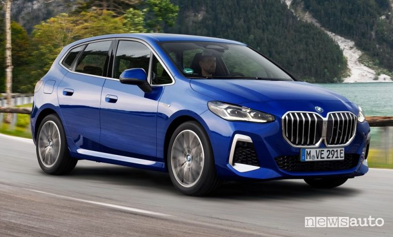 Vista di profilo BMW Serie 2 Active Tourer PHEV su strada