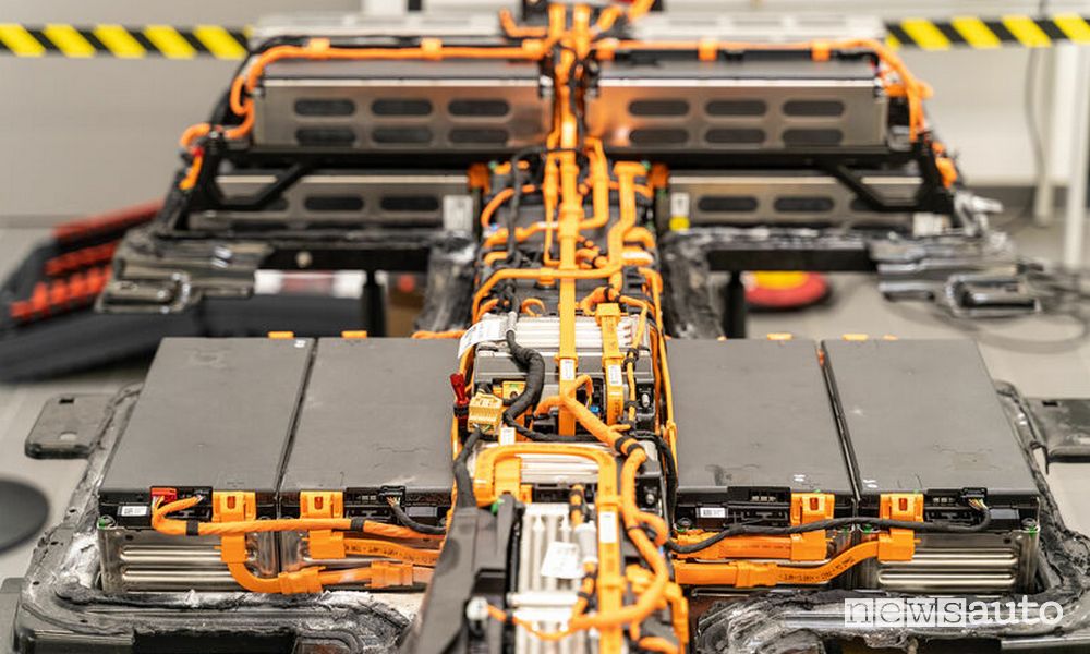 Batteria auto elettrica guasta, come si rigenera
