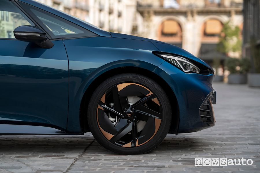 Cerchi in lega Cupra Born elettrica Aurora Blue