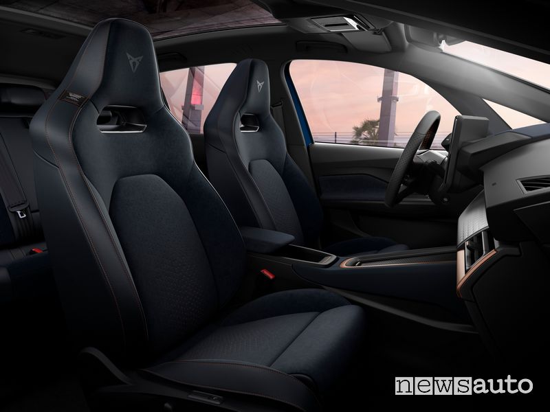 Sedili anteriori abitacolo Cupra Born elettrica Aurora Blue