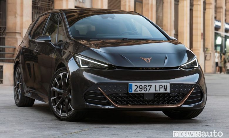Vista di profilo Cupra Born elettrica Quasar Grey