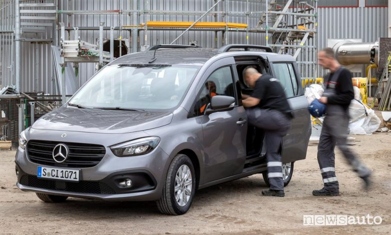 Vista di profilo Mercedes-Benz Citan Tourer