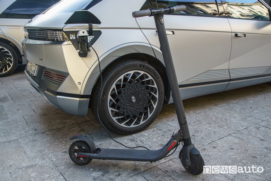 Monopattino in ricarica dalla Hyundai Ioniq 5