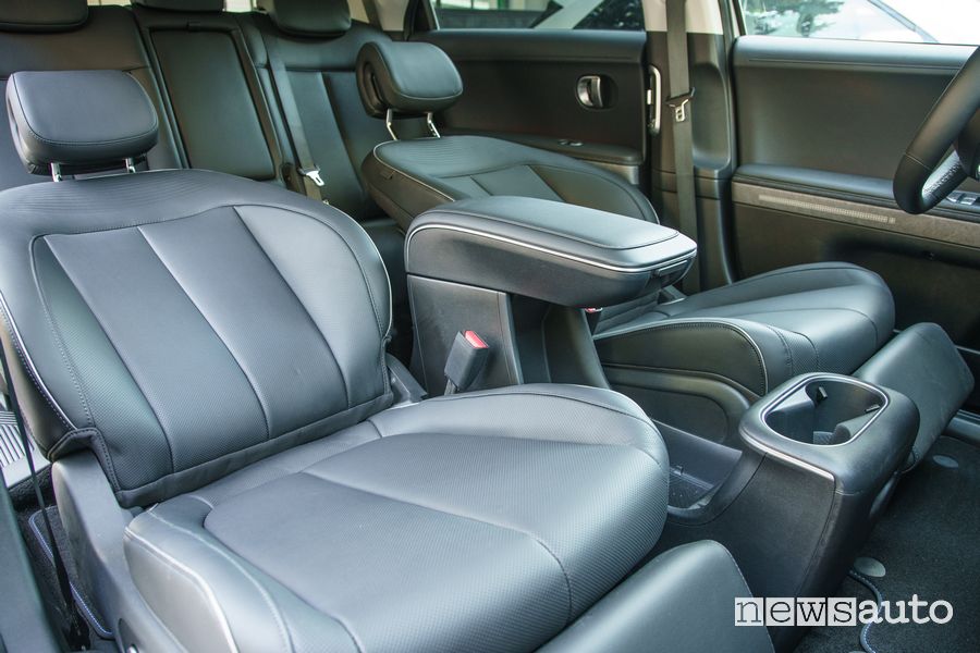 Sedili anteriori distesi abitacolo Hyundai Ioniq 5