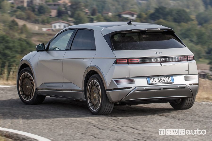 Vista posteriore Hyundai Ioniq 5 su strada