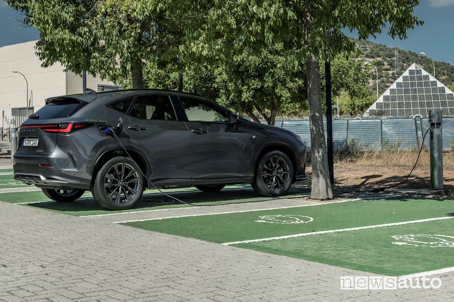 Nuova Lexus NX 450h+ in ricarica