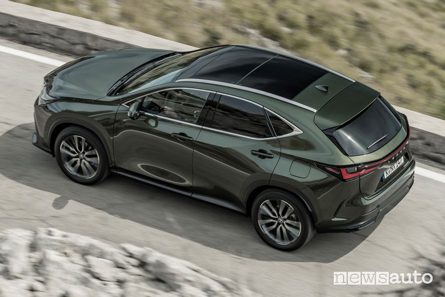 Vista dall'alto nuova Lexus NX 350h su strada