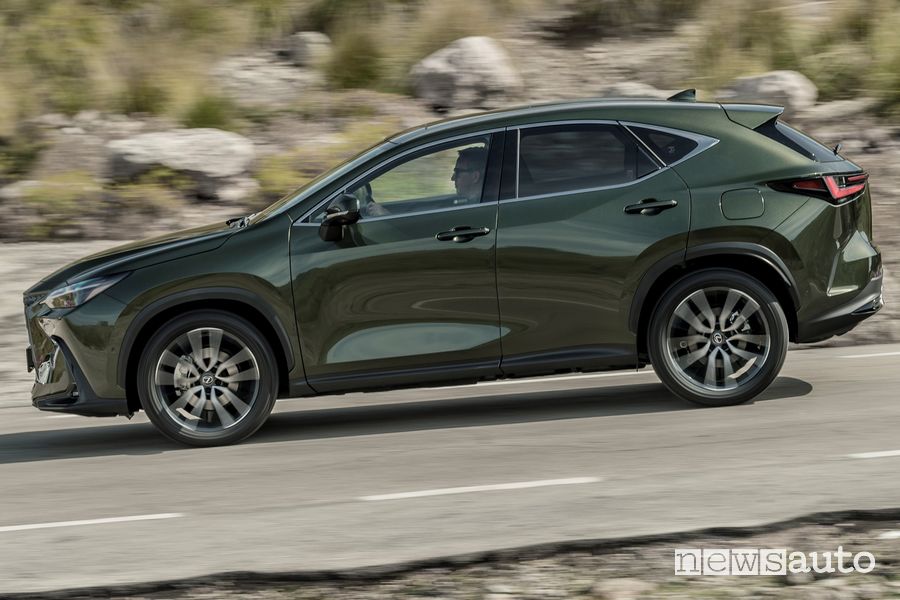 Vista laterale nuova Lexus NX 350h su strada