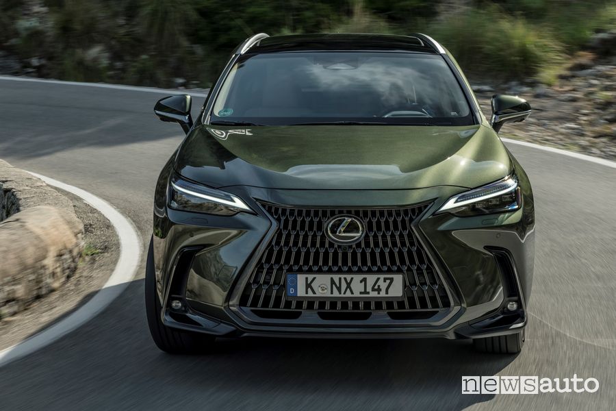 Vista anteriore nuova Lexus NX 350h su strada
