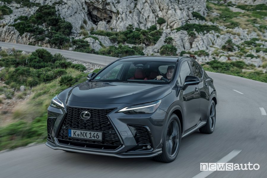 Vista di profilo nuova Lexus NX 450h+ su strada