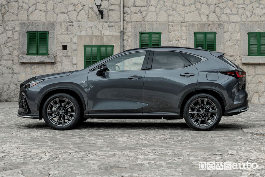 Vista laterale nuova Lexus NX 450h+