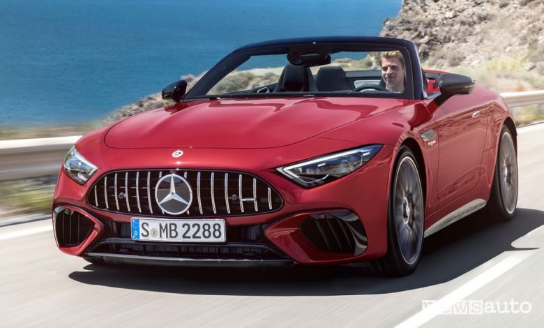 Vista di profilo nuova Mercedes-AMG SL 63 4MATIC+ su strada