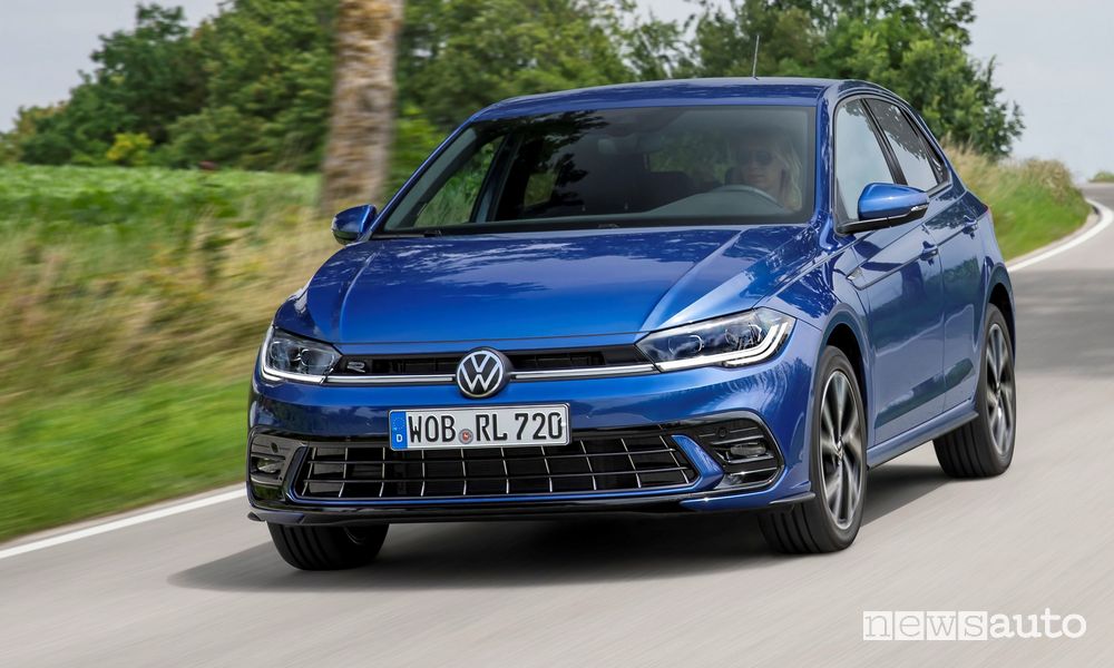 Vista di profilo nuova Volkswagen Polo R-Line su strada