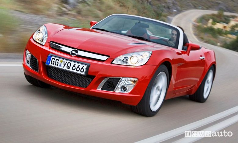 Opel GT spider del 2006 su strada