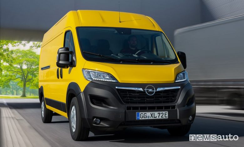 Vista di profilo Opel Movano-e elettrico su strada