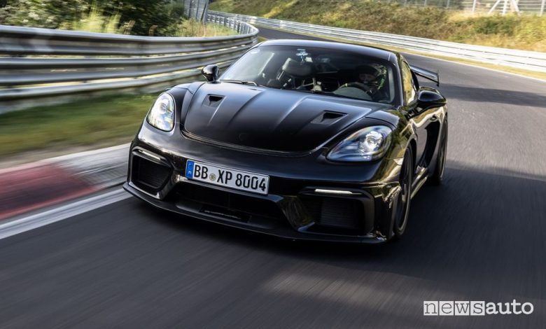 Vista di profilo Porsche 718 Cayman GT4 RS al Nürburgring