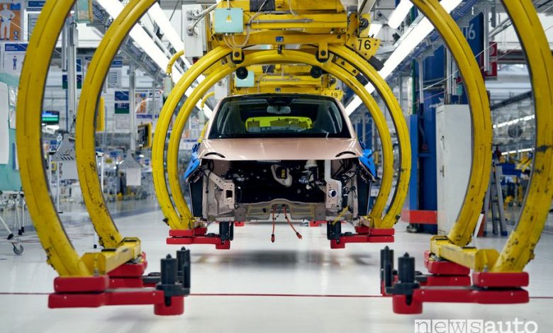 Linea di produzione nuova Fiat 500 elettrica