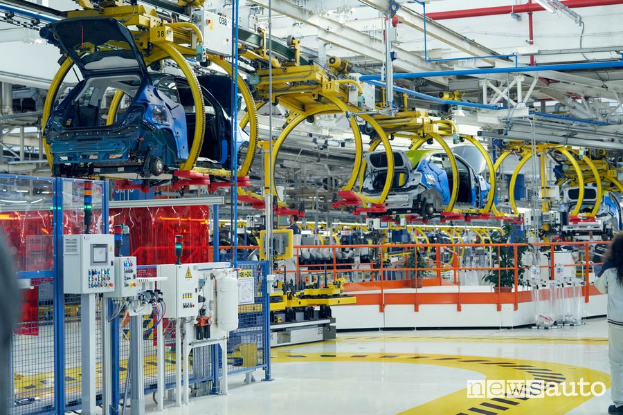 Linea di produzione nuova Fiat 500 elettrica