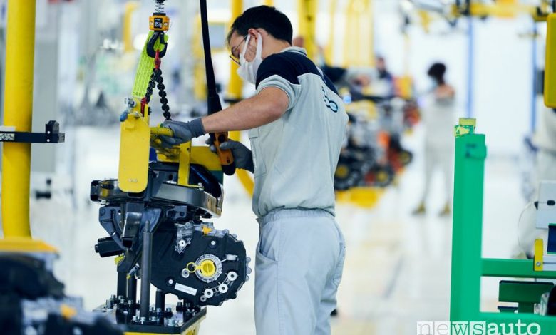 Linea di produzione nuova Fiat 500 elettrica installazione motore elettrico