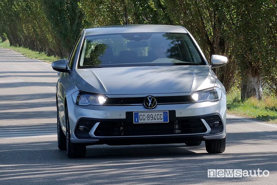 Vista anteriore Volkswagen Polo TGI Life a metano su strada