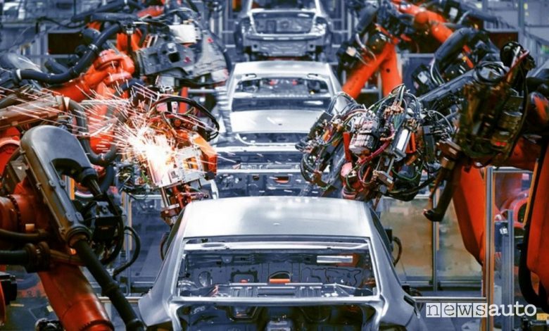 Crisi microchip, le fabbriche auto fermano la produzione