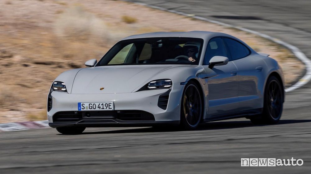 Vista di profilo Porsche Taycan GTS in pista