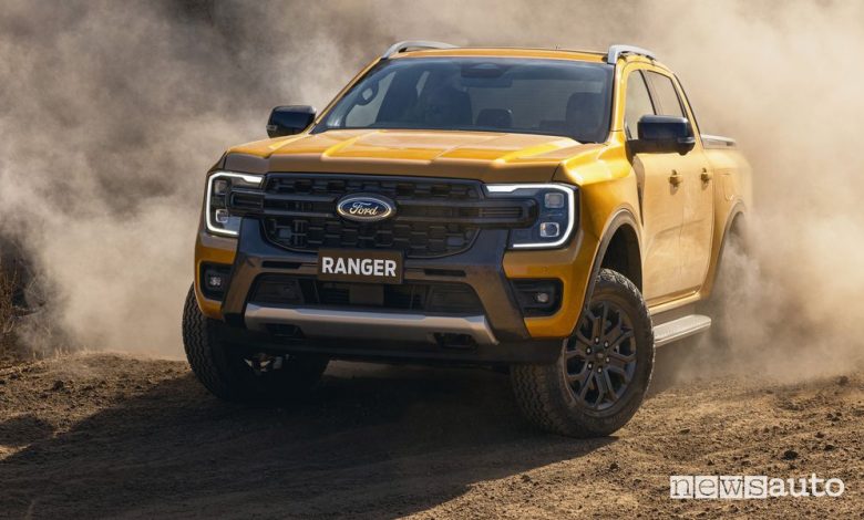 Vista di profilo Ford Ranger pick-up Wildtrak sullo sterrato