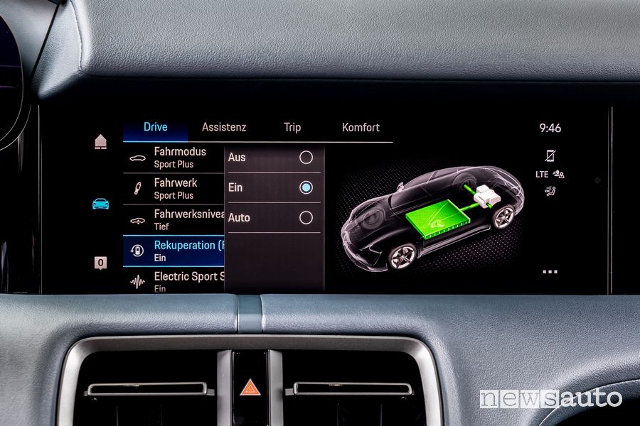 Touchscreen abitacolo Porsche Taycan elettrica