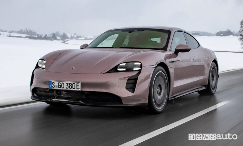 Vista di profilo Porsche Taycan elettrica su strada