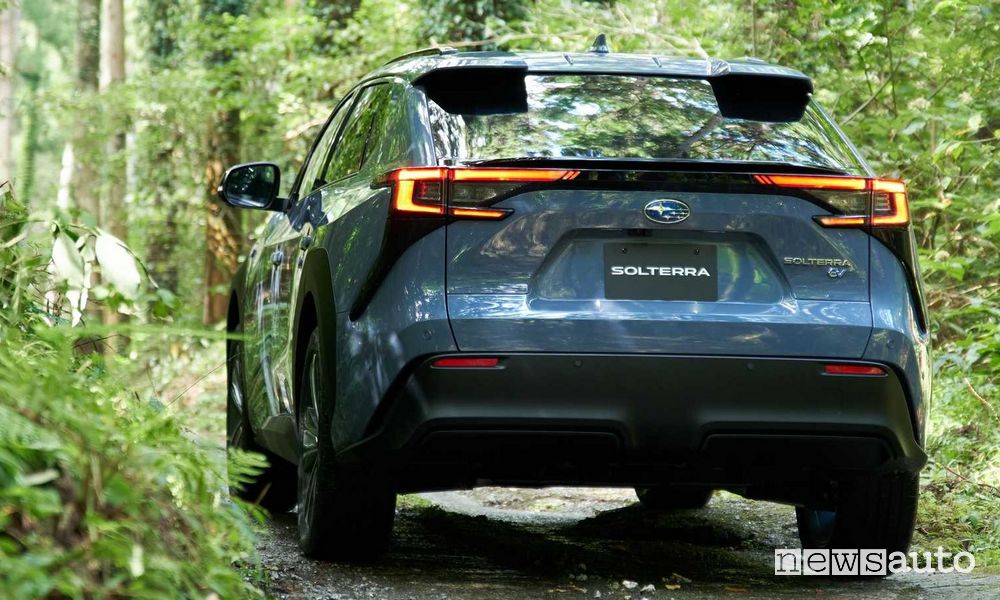 Vista posteriore Subaru Solterra elettrica sullo sterrato