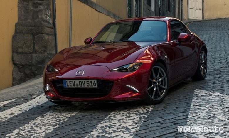Vista di profilo Mazda MX-5 2022 RF su strada