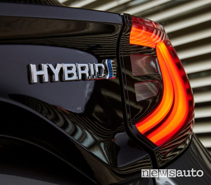 Faro posteriore logo hybrid nuova Mazda2 full hybrid